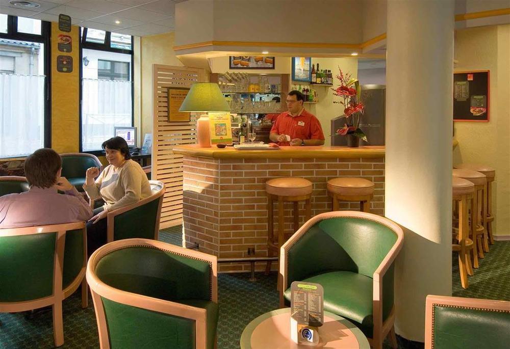 B&B Hotel Arras Centre Les Places Restoran gambar